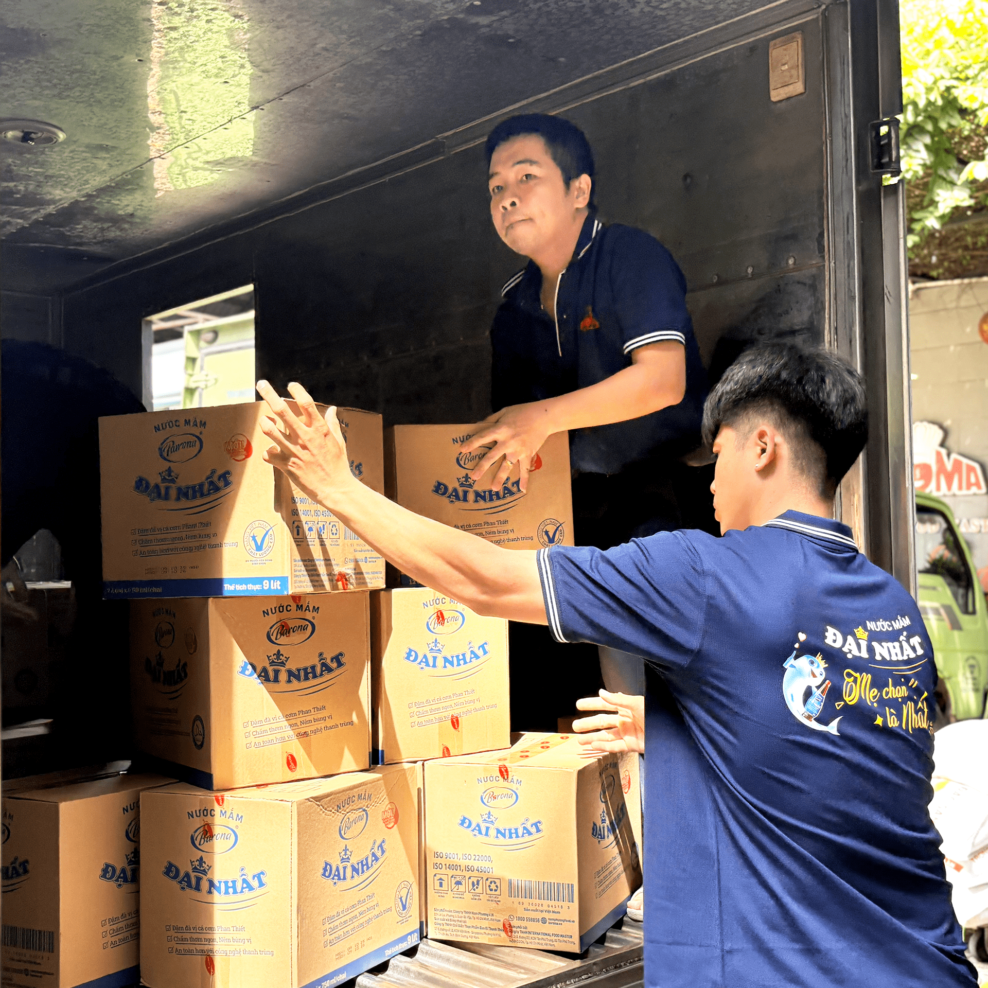 Nuoc mam dai nhat chung tay cuu tro ba con vung lu mien trung 12