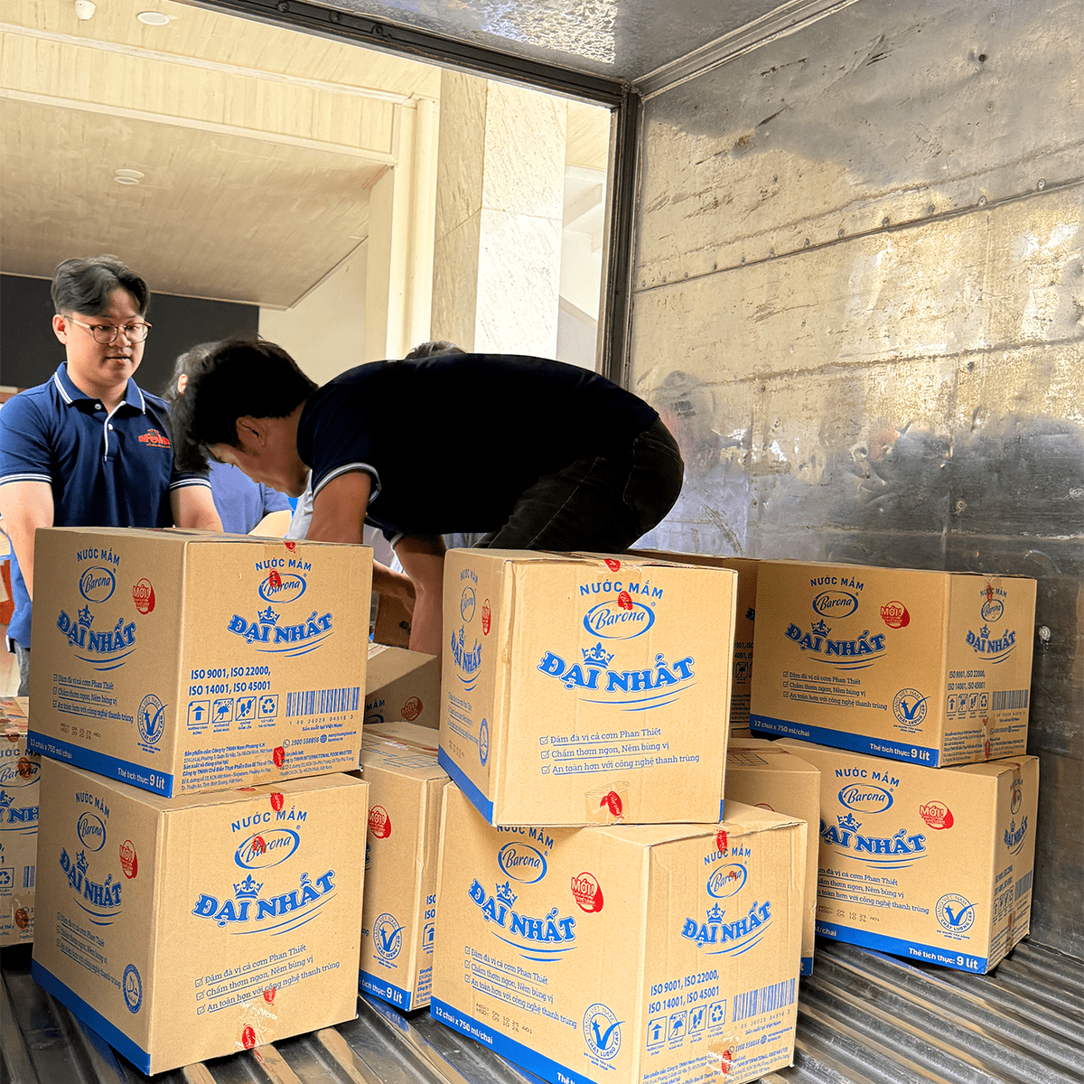 Nuoc mam dai nhat chung tay cuu tro ba con vung lu mien trung 2